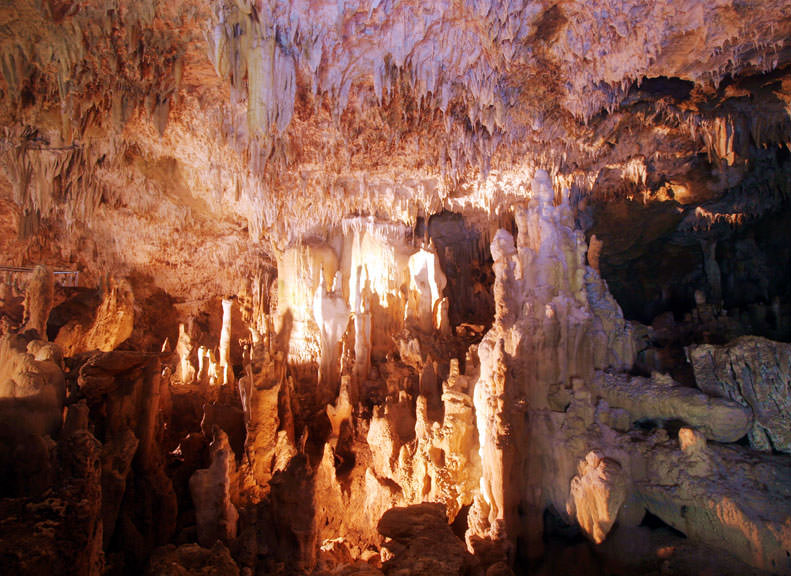 自然雕塑出的神祕洞穴「石垣島鐘乳洞」