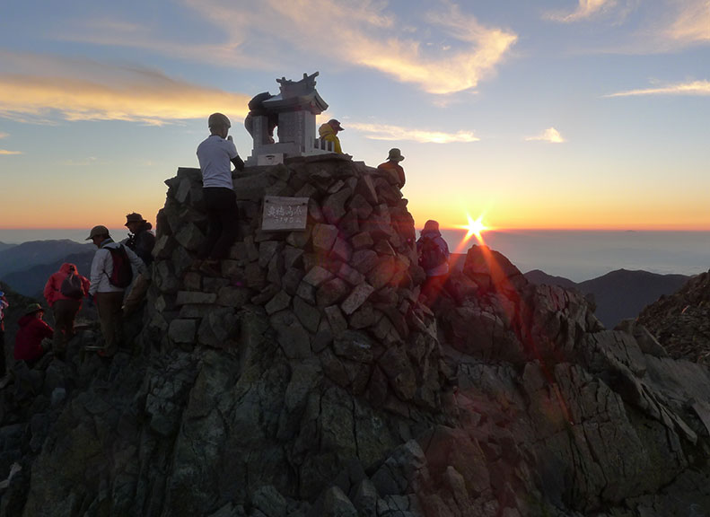 位於奧穗高岳山頂「穗高神社嶺宮」