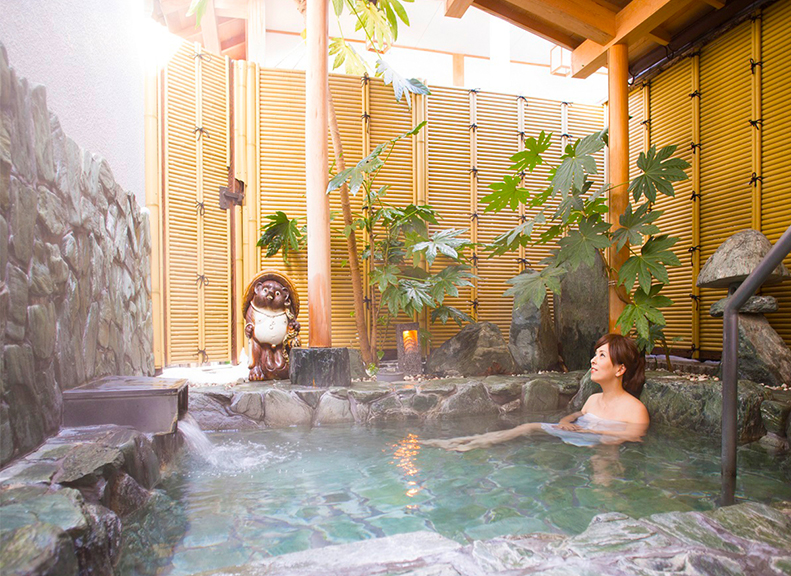 實現心靈平靜的成熟旅程具有歷史的溫泉鄉