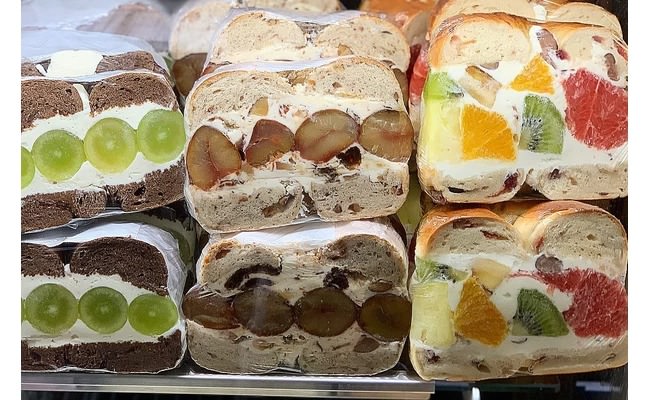 使用季節水果製作的貝果三明治也相當受歡迎