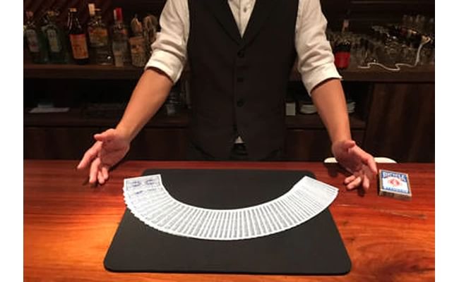 在眼前上演的表演與美酒相伴，盡情享受一段脫離日常的特別時光