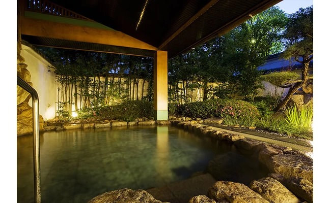 以日式庭園環繞的露天溫泉為傲