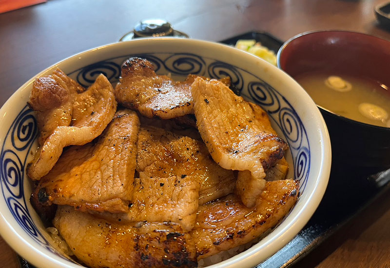 炭火焼豚丼 七凛茶屋坊ず